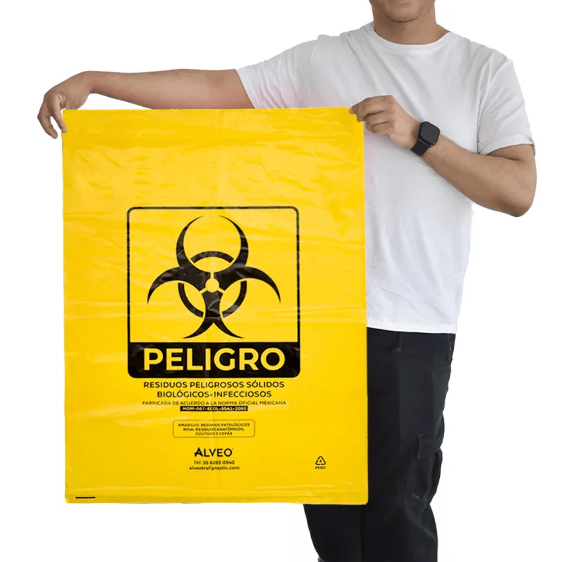 Modelo sosteniendo bolsa amarilla RPBI calibre 300 con etiqueta PELIGRO y símbolo de riesgo biológico