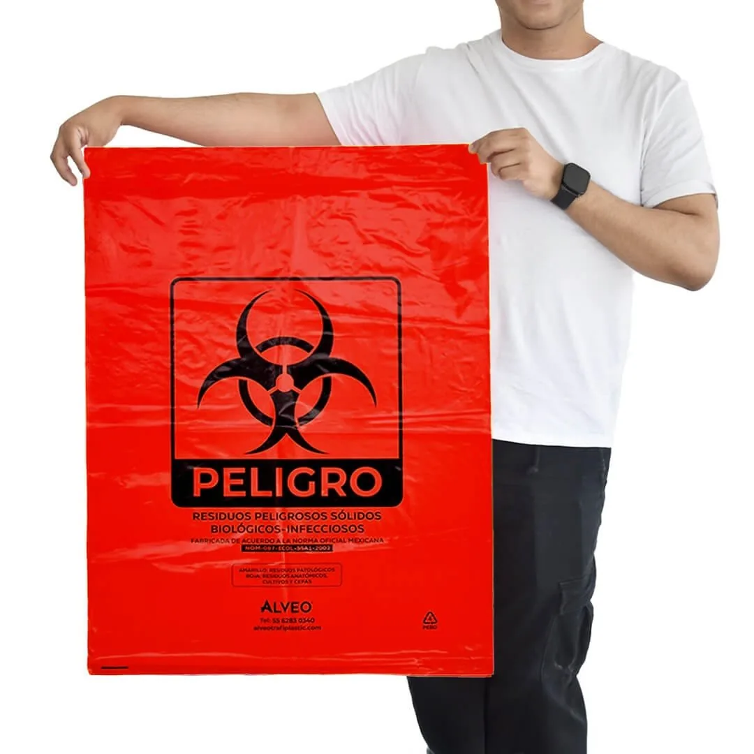 Modelo sosteniendo bolsa roja RPBI con etiqueta de residuos biológico-infecciosos